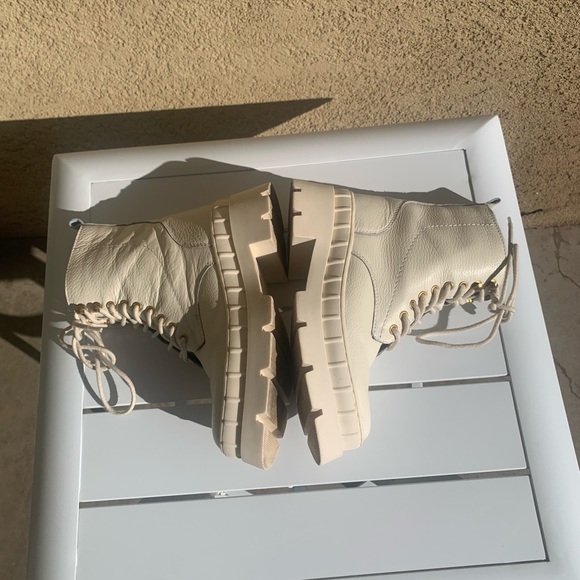 Vince Camuto white leather lug sole booties size 7 - Picture 16 of 16